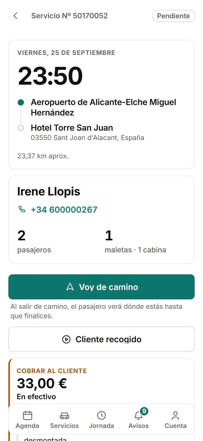 La ficha del servicio en la app del conductor con el vuelo, el pasajero y el acceso al cartel.