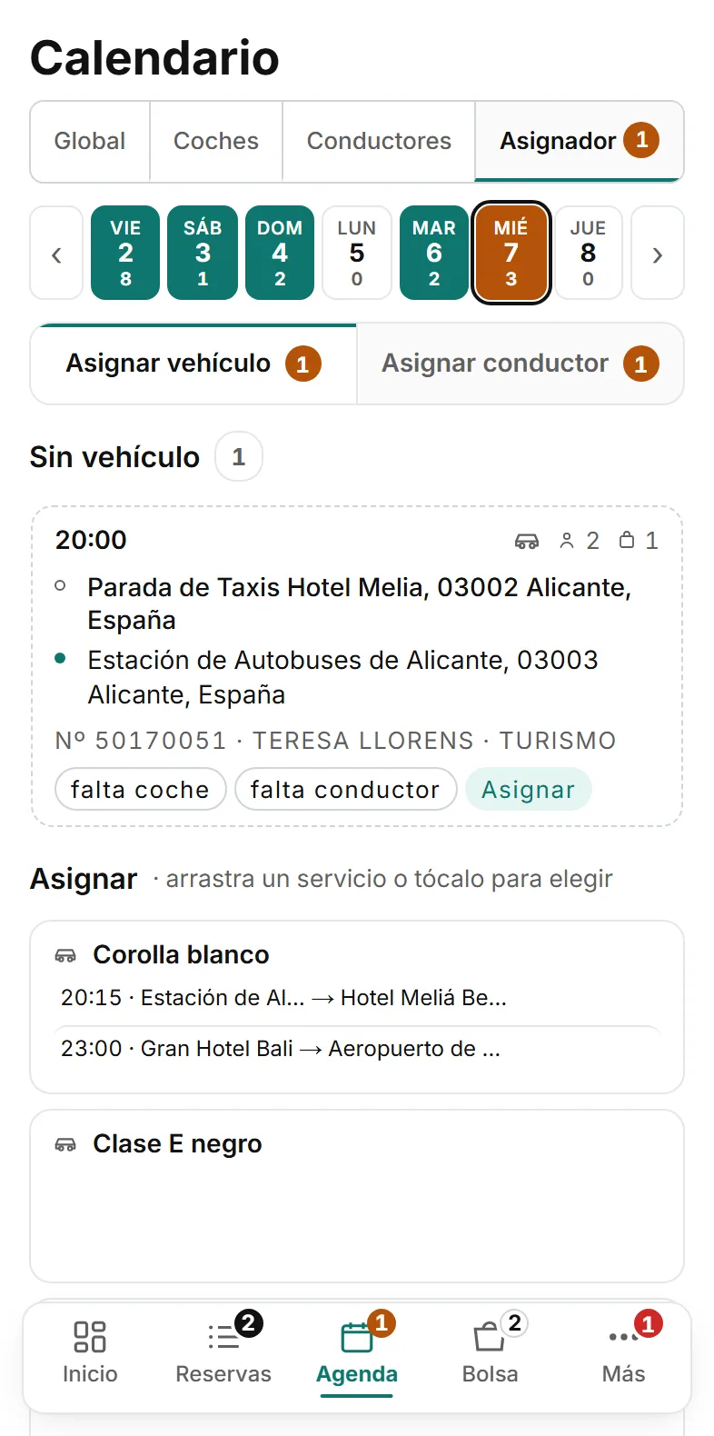 El Asignador de WAT en el móvil: un servicio sin vehículo, con los avisos «falta coche» y «falta conductor», y debajo los vehículos de la flota a los que se puede asignar.