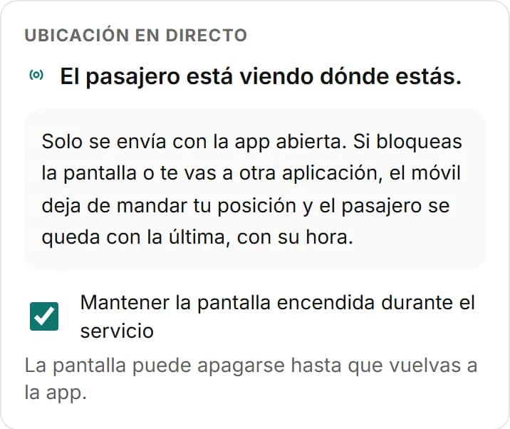 Bloque «Ubicación en directo» de la ficha del servicio en la app del conductor, con «El pasajero está viendo dónde estás» y el interruptor para mantener la pantalla encendida.