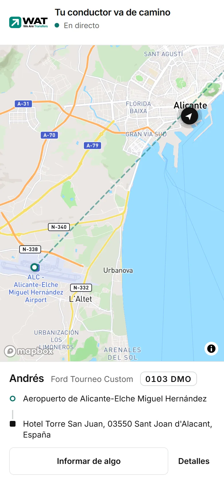 Mapa de seguimiento en el móvil del pasajero: el coche sobre el mapa, arriba «Tu conductor va de camino» con «En directo», y abajo el nombre del conductor, el modelo y la matrícula.