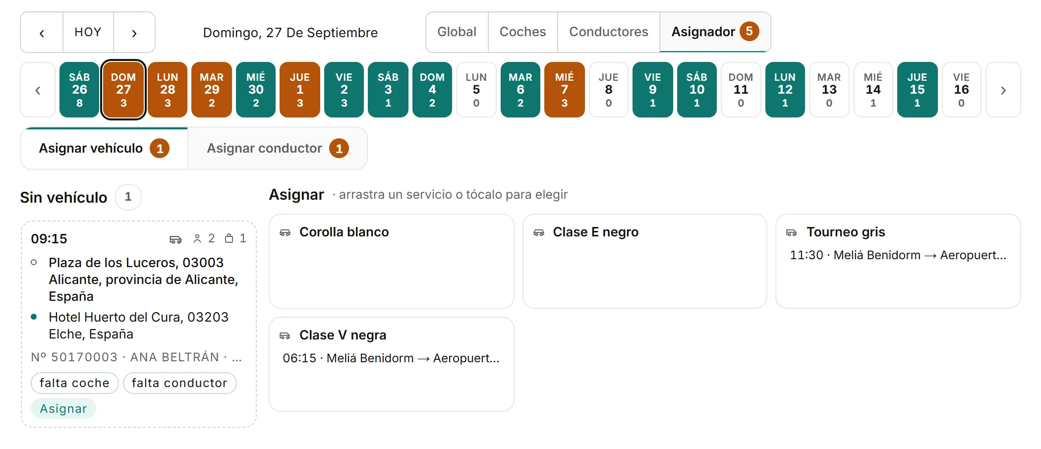 El asignador del calendario: arriba los días en verde cuando todo está asignado y en ámbar cuando falta algo; a la izquierda el servicio sin asignar y a la derecha los coches del día.