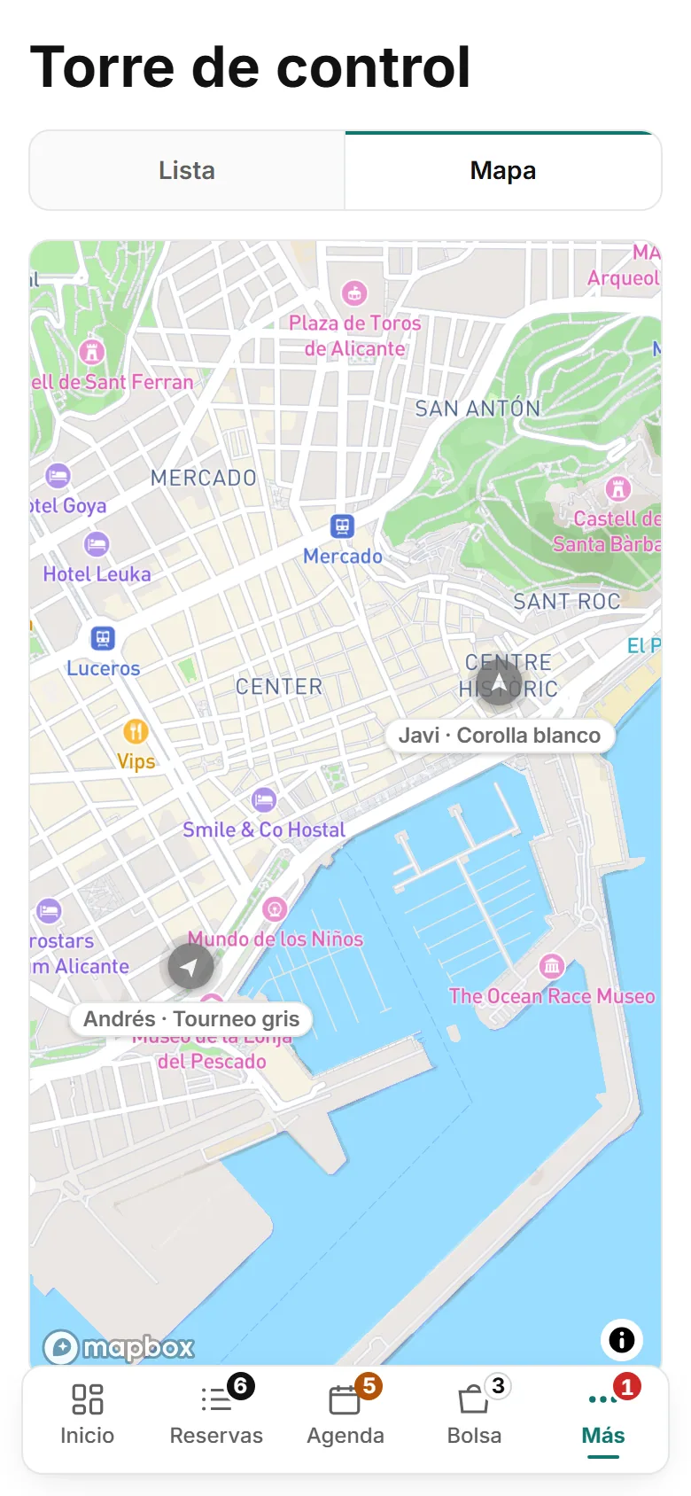 La torre de control en el móvil, en la pestaña Mapa: cada coche en su sitio con el nombre del conductor y el vehículo.