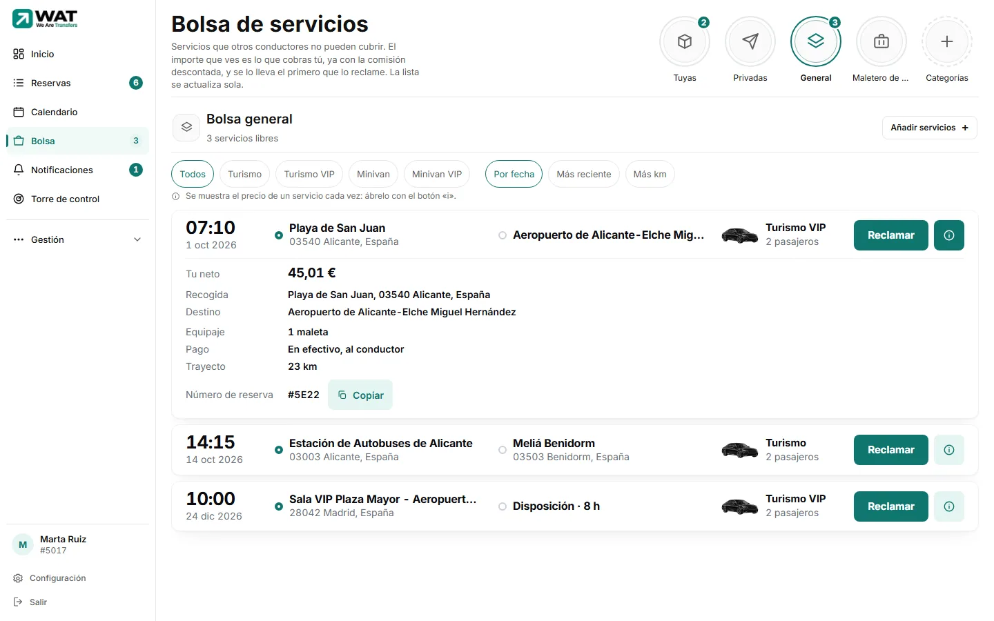 Tarjeta de un servicio con el panel de la «i» abierto: «Tu neto» con el importe, las direcciones completas, equipaje, forma de pago, trayecto y «Sale en».