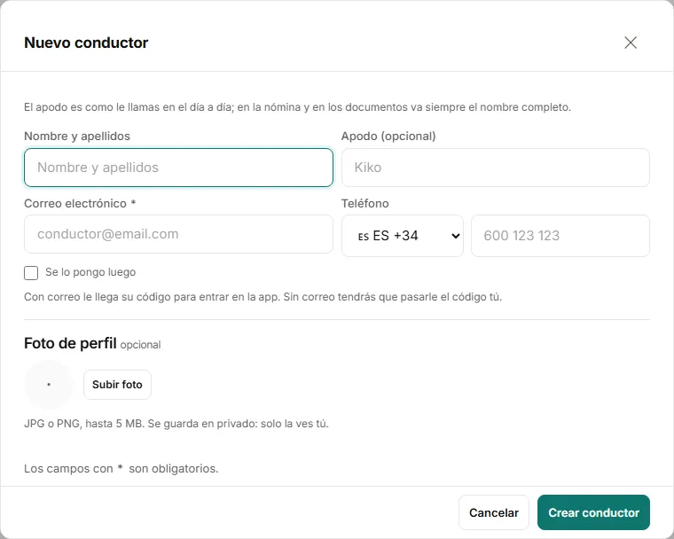 Formulario «Nuevo conductor» con nombre, apodo, correo con la casilla «Se lo pongo luego», teléfono, foto de perfil y el botón «Crear conductor».