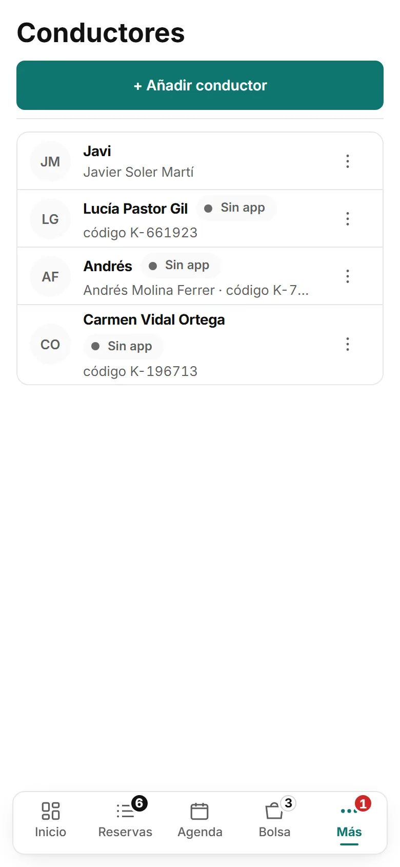 Pantalla Conductores en el móvil: botón verde «+ Añadir conductor» a todo el ancho y una lista con el retrato, el nombre y el botón «⋯» de cada conductor.