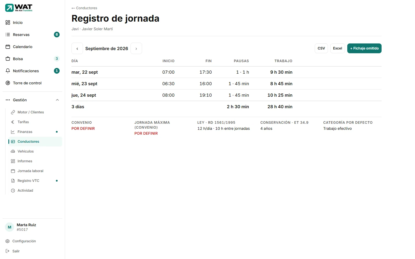 Registro de jornada de un conductor: el mes con sus flechas, los botones CSV, Excel y «+ Fichaje omitido», y la tabla por día con inicio, fin, pausas y trabajo.
