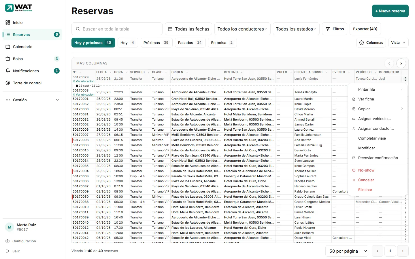 Menú de una fila de la lista de reservas abierto, con «Asignar vehículo…» y «Asignar conductor…» señalados.