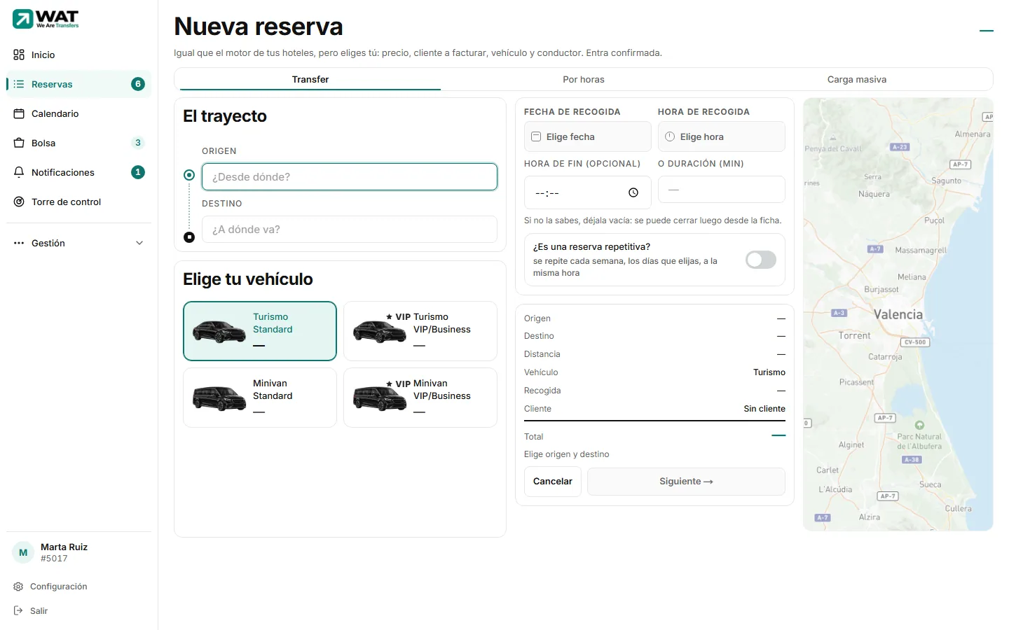 Nueva reserva: origen, destino, fecha, hora y las gamas con su precio a la izquierda; el presupuesto con el mapa y el total a la derecha.
