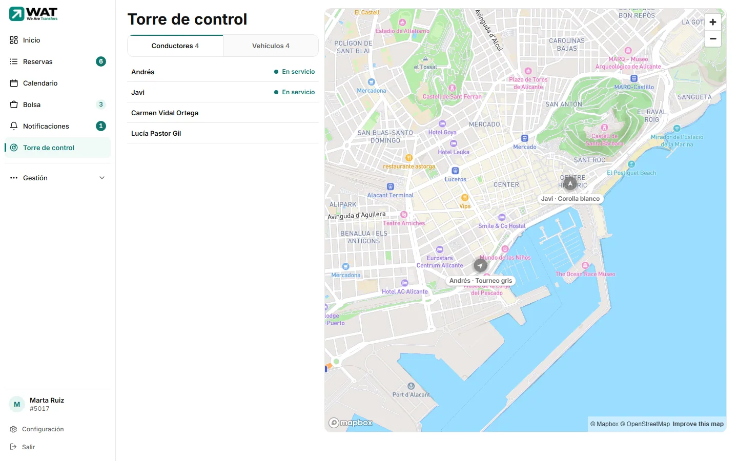 Torre de control: a la izquierda la lista con el conmutador «Conductores | Vehículos», a la derecha el mapa con los coches en servicio.