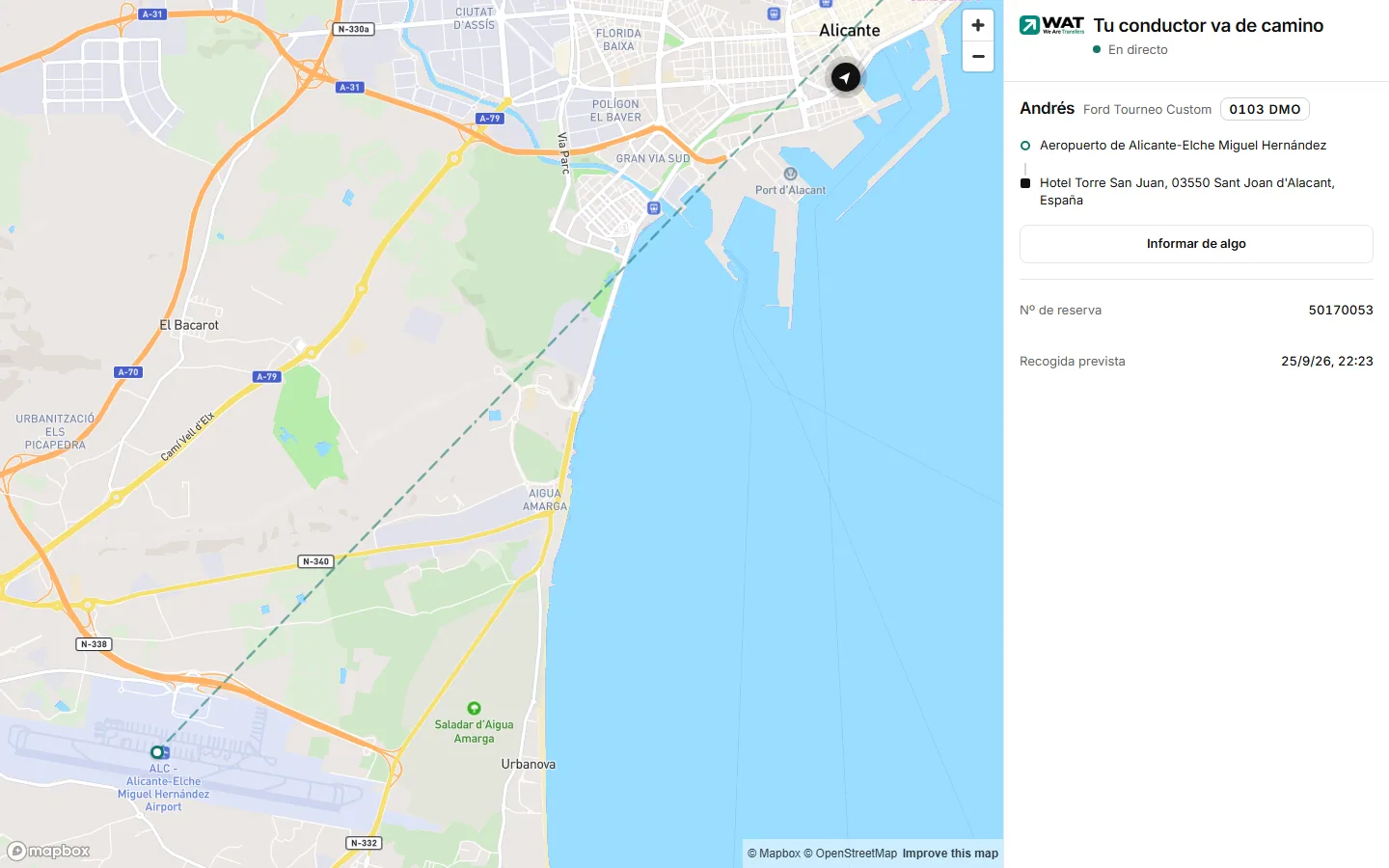 Mapa de seguimiento en el móvil: el coche sobre el mapa, arriba «Tu conductor va de camino» con «En directo», y abajo el nombre del conductor, el modelo y la matrícula.