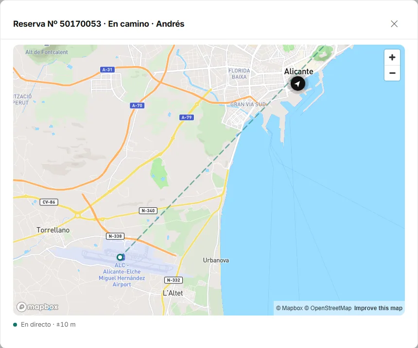 Ventana con el mapa, el coche del conductor y el trayecto hasta la recogida; debajo, «Última ubicación hace …» con la precisión en metros.