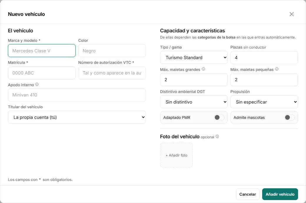 Formulario «Nuevo vehículo» con los grupos «El vehículo» y «Capacidad y características», la foto y el botón «Añadir vehículo» abajo.