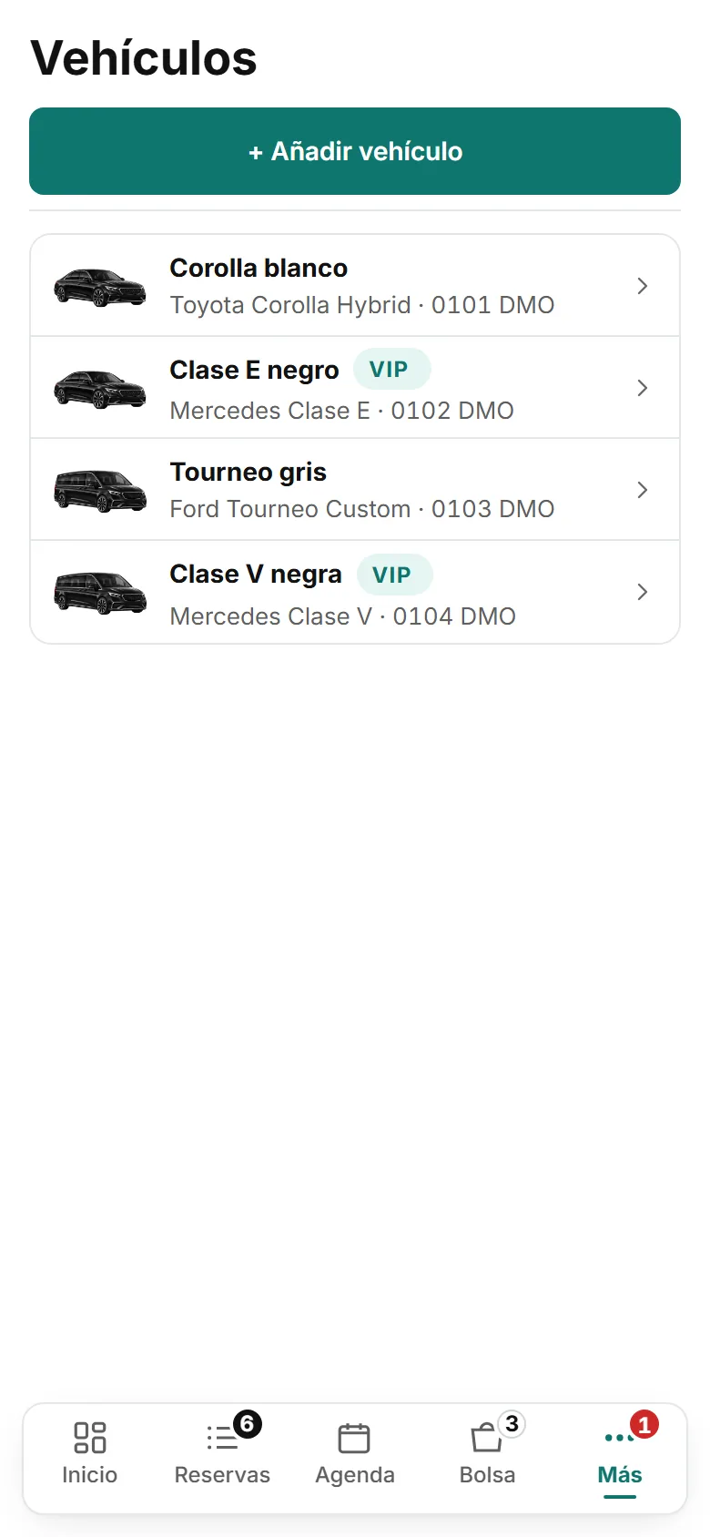Pantalla Vehículos en el móvil: botón verde «+ Añadir vehículo» a todo el ancho y una lista corta con la imagen, el nombre y la matrícula de cada coche.
